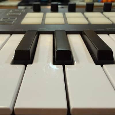 Novation Launchkey Mini MKIII MIDI Keyboard Controller 2019 - Present - Black image 5