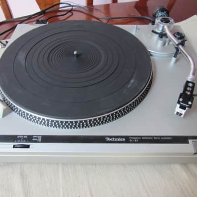 Technics SL B2 belt drive turntable in excellent condition image 1