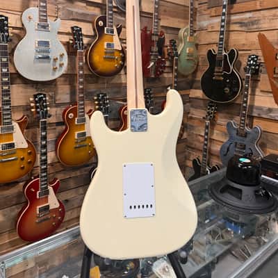 Fender Eric Clapton Artist Series Stratocaster with Vintage Noiseless Pickups 2001 - Present - Olympic White image 7