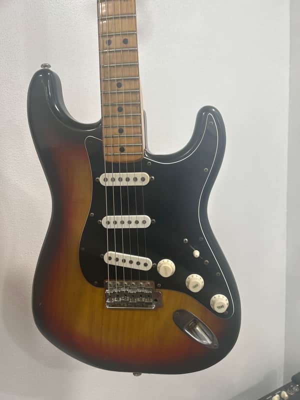 1975 Fender Stratocaster with 3-Bolt Neck, Rosewood Fretboard 1971 - 1977 - Sunburst image 1