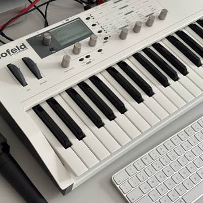 Waldorf Blofeld Keyboard 49-Key Synthesizer 2009 - Present - White image 2