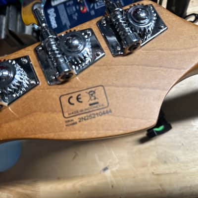 Sire Marcus Miller VR 4 stringChampagne Gold W/MONO Stealth case image 5