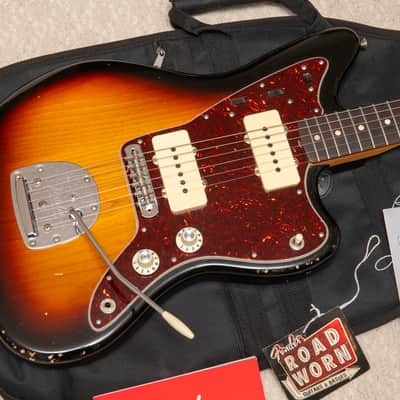 Fender Road Worn '60s Jazzmaster with Pau Ferro Fretboard 2018 - 2019 - 3-Color Sunburst image 2
