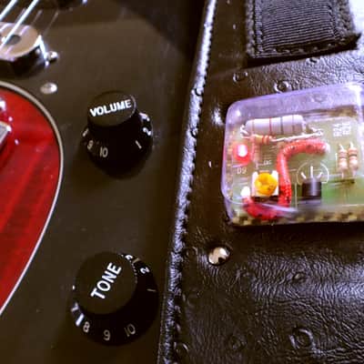 Well-Hung "PerfecTONE" guitar strap, 3" wide Prototype w/Aural Excitement circuit, BlackBird image 5