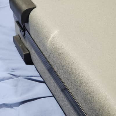 Fender Guitar Case - Stratocaster/Telecaster- Silver/Blue Model #: 0996102324 image 5