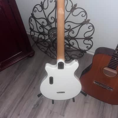 First Act Limited Edition Volkswagen Garage Master - White with Red Pickguard image 7