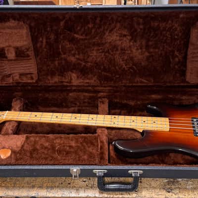 Vintage 1981 G&L L-2000 bass guitar, w/OHSC image 3