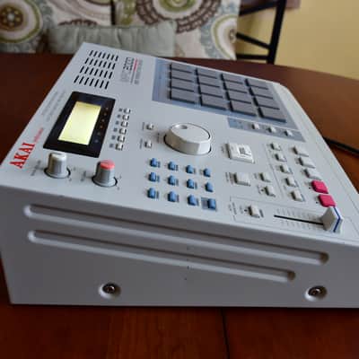 Akai MPC2000 MIDI Production Center (Upgraded 32 MB MAX RAM, Floppy Disk Reader + USB Floppy Emulator) image 3