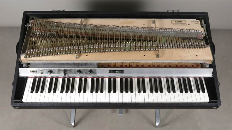 Rhodes Mk1 73 Suitcase Electric Piano + FR7710 stereo amp + manual