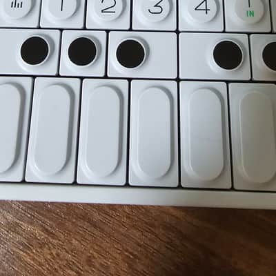 Immagine Teenage Engineering OP-1 Portable Synthesizer Workstation 2011 - Present - White - 1