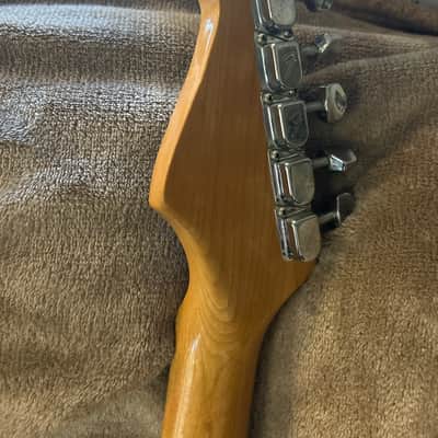 Fender American Vintage '82 Stratocaster 1982 Sunburst) image 5