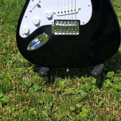 Left-Handed Squier Stratocaster – Black Gloss – SSS – Hard Case Included image 2