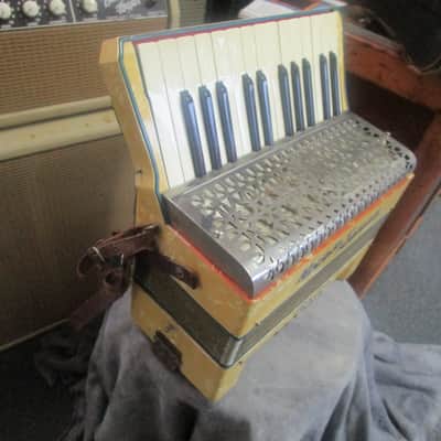 Nicolo Salanti Accordion 12 Bass 1930's RARE  Clean image 4
