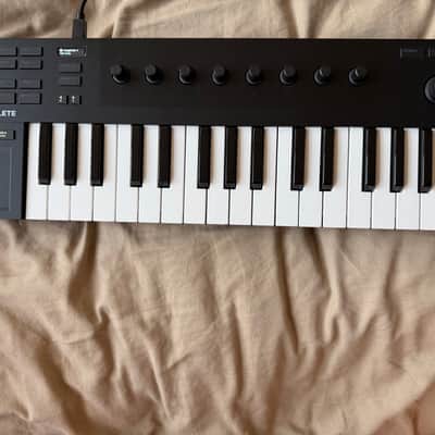 Native Instruments Komplete Kontrol M32 2023 - Black image 2