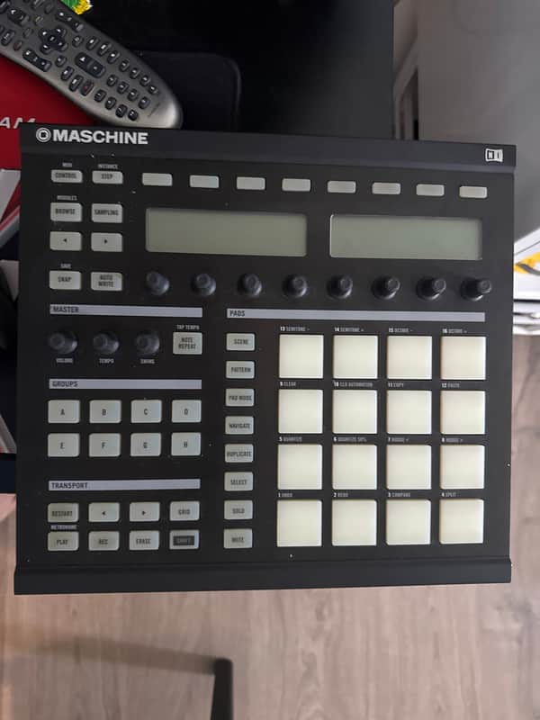 Native Instruments Maschine 2000s - Black image 1