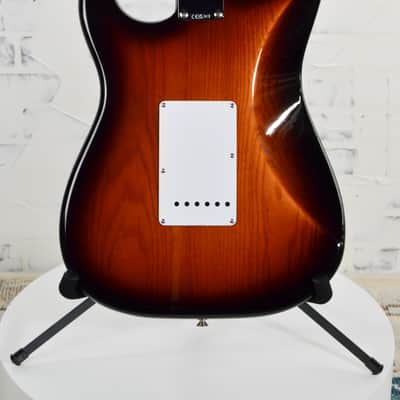 Fender 70th-anniversary American Vintage II 1954 Stratocaster - 2-color Sunburst image 2