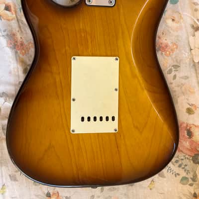 Immagine Fender Stratocaster 1986-87 MIJ with Tobacco Burst Warmoth Body and upgrades - 2
