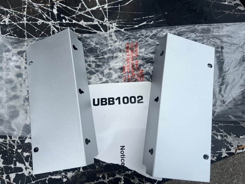 Behringer Eurorack UBB1002 rack mount brackets image 1