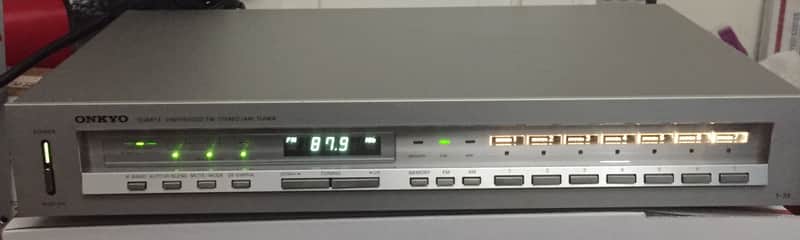 Onkyo T-35 Quartz Synthesized FM Stereo / AM Tuner image 1