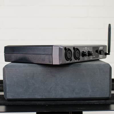 Preowned JTS SIEM-2T Wireless Receiver w/ 4 SIEM-2R Transmitters & Power Supply image 2
