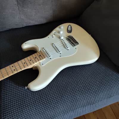 Fender Stratocaster white with maple neck 2021 - White image 2