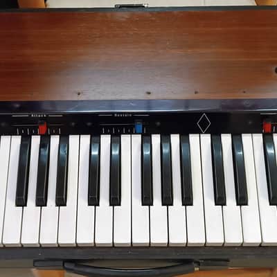 Logan String Melody II 1975 - Wooden case with lid image 2