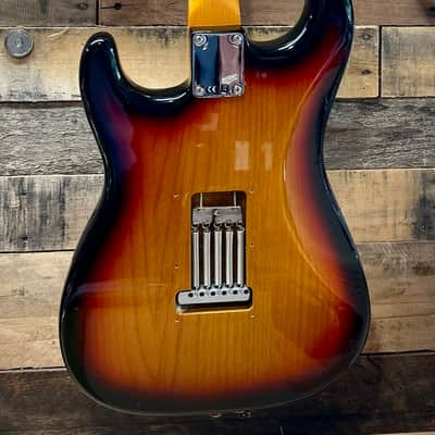 Fender Classic Series '60s Stratocaster Lacquer - 3-Color Sunburst image 3