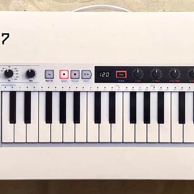 Arturia KeyStep 37 MIDI Controller 2021 - 2025 - White + Decksaver