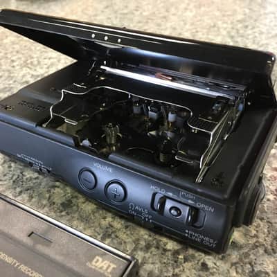 Sony TCD-D8 Portable DAT Recorder w/ Case image 10