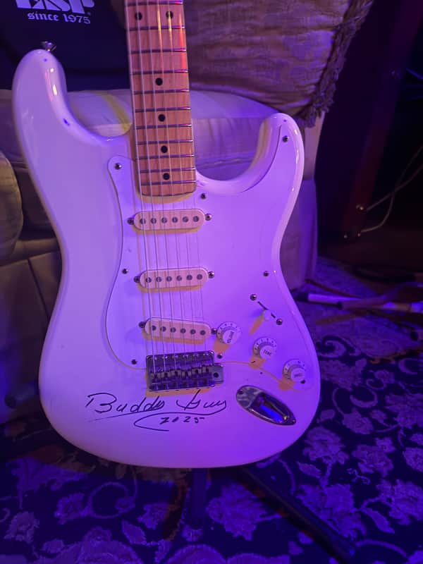 1988 Fender Stratocaster MIJ – Vintage White – Maple Neck – Signed by Buddy Guy
