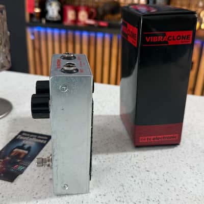 TC Electronic Vibraclone Rotary Speaker Simulator Chorus/Tremolo Pedal w/ Original Box image 5
