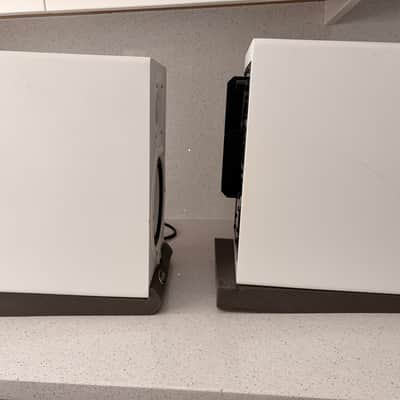 Yamaha HS7 6.5" Powered Studio Monitor (Pair + Cables & Isolation Pads) White image 7