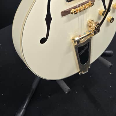 Gretsch G2420TG Streamliner™ Hollow Body with Bigsby® LTD, Laurel Fingerboard, Broad'Tron™ BT-3S Pickups, Vintage White image 2