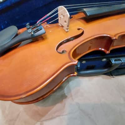 De Villier VN443 sized 4/4 violin with bow and case. China. Very Good Condition image 8