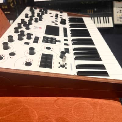 Modal Electronics 001 Hybrid Digital / Analog 2-Voice Synthesizer 2010s - White image 2