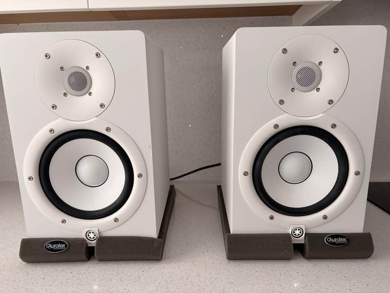 Yamaha HS7 6.5" Powered Studio Monitor (Pair + Cables & Isolation Pads) White image 1