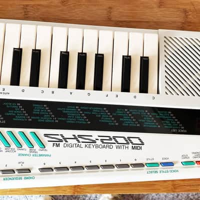 Yamaha SHS-200 FM Digital Keyboard / Keytar – Vintage – Working – One Key Needs Repair