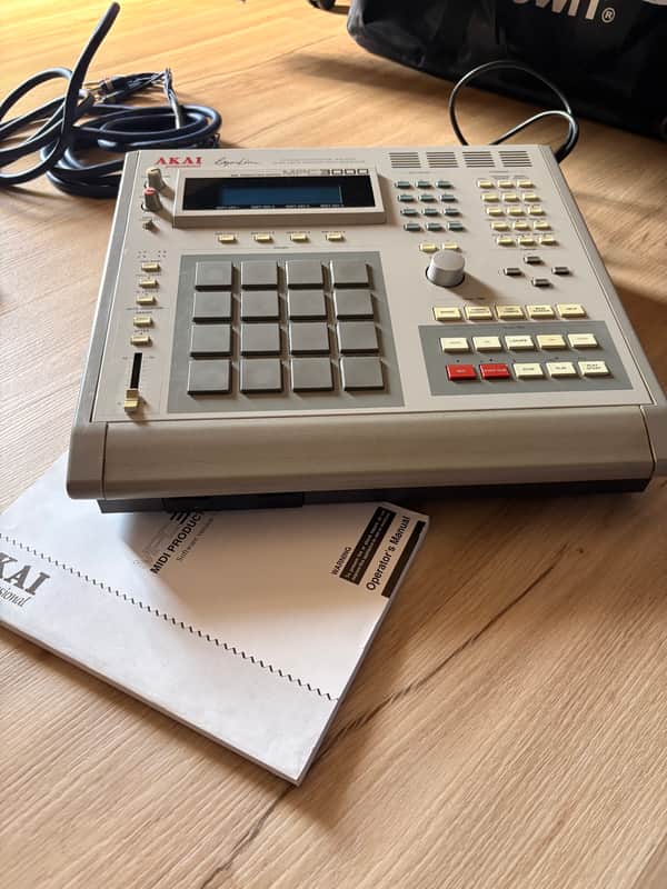 Akai MPC3000 with the original manual + new floppies image 1