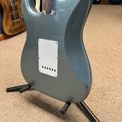 Fender Vintera '60s Stratocaster with Pau Ferro Fretboard 2019  - Ice Blue Metallic - NOS image 4