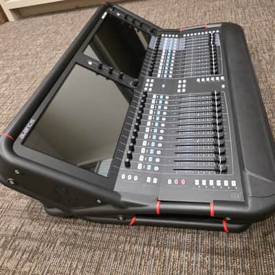Allen & Heath Avantis 64 Channel Digital Mixing Console 2019 - Present - Black image 4