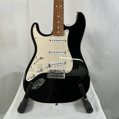 Fender Standard Stratocaster Left-Handed with Rosewood Fretboard 2003 - Black image 1