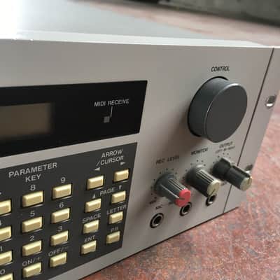 Akai S900 MIDI Digital Sampler 1986 - White image 4