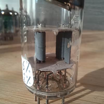 Immagine Very rare earlier construction 1956 NOS TELEFUNKEN ecc81 12at7 perfect, fully tested. Rounded plate with no hole. - 7