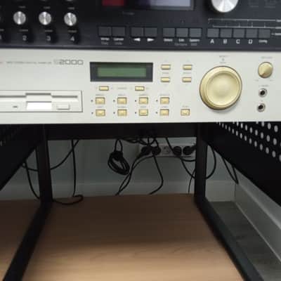 Akai S2000 Sampler + 18 floppies