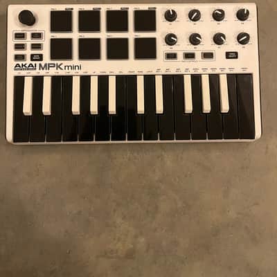 Decksaver DSLE-PC-MINIMK2 Light Edition Akai MPK Mini MKII Cover 2020s - Clear
