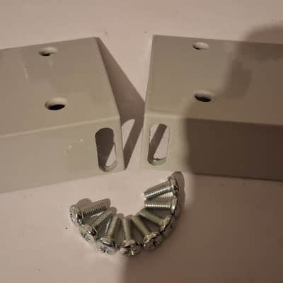 Rack ears to fit Akai S700  / VX90 + screws Akai sampler