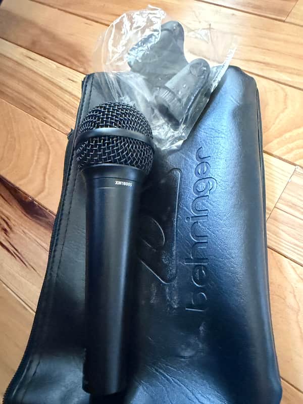 Behringer XM1800S Handheld Supercardioid Dynamic Vocal Microphone with On / Off Switch
