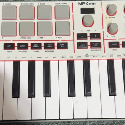 Akai MPK mini IV 2025 - White image 1