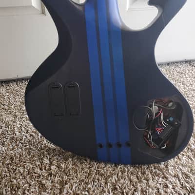 Spear Left Handed 4 string neck thru active Bass image 2