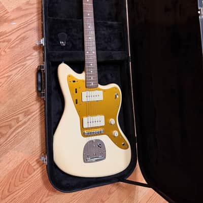 Squier J Mascis Jazzmaster upgraded fender tremolo case included - Vintage White image 7